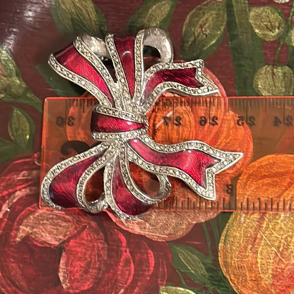 Bow red enamel/Marcasite brooch Signed L J vintage 2” x 2” - Picture 7 of 7